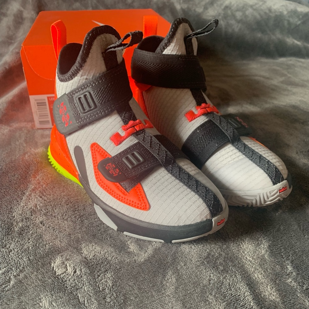 Nike Lebron Soldier XIII Flyease Sneakers